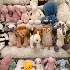 Hamleys：Jellycat 专区 咖啡杯包补货£25、爆米花包£31、背包小狗£23