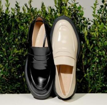 Stuart Weitzman：折扣区热卖 粉色漆皮穆勒鞋$347