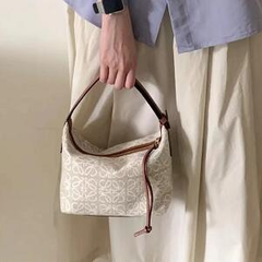 定价优势！LOEWE 白色 Cubi 饭盒包