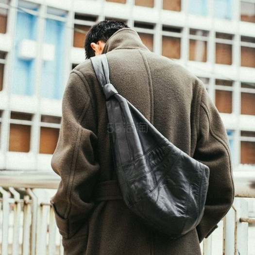 Mr. Porter 亚太站：Lemaire 品牌专场 大号涂层牛角包£496