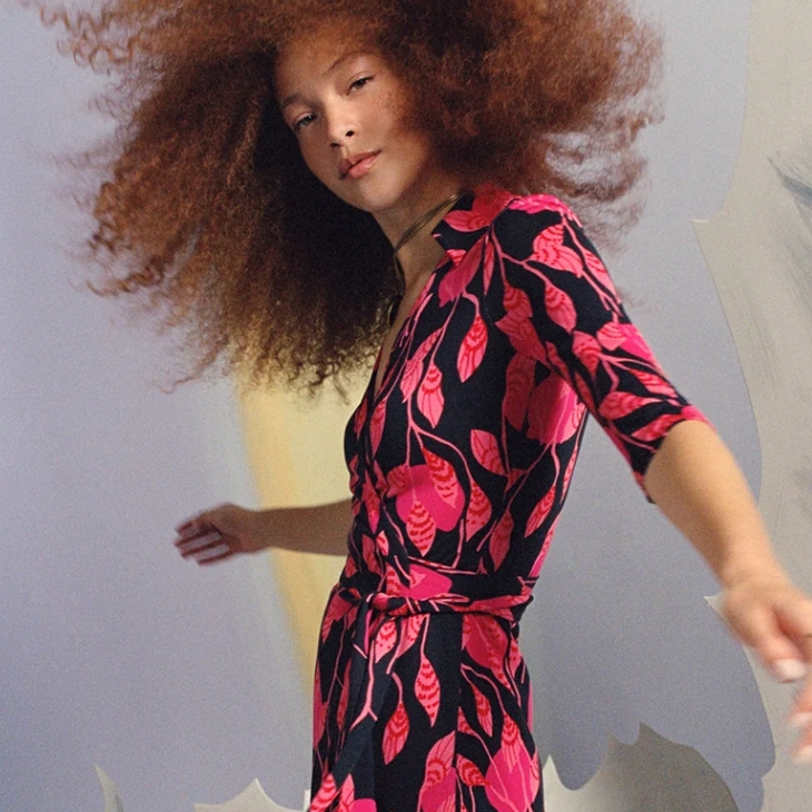 DVF US：美裙上新！Ginny 黑白爱心上衣$298