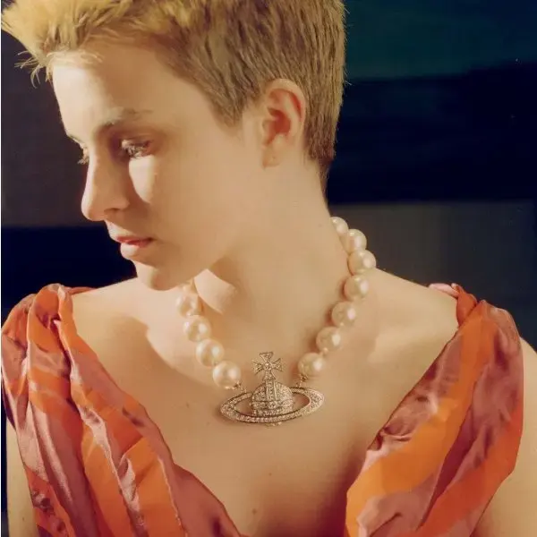 SSENSE：Vivienne Westwood 大热门珍珠首饰 粉银土星耳钉上新$112