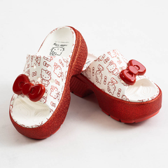 Hello Kitty® x Crocs Stomp 联名款拖鞋