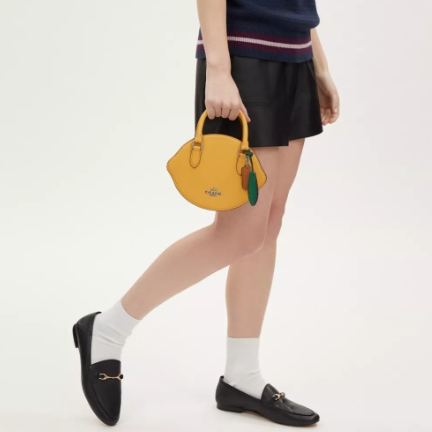 Coach Outlet：5月果蔬系列上线 柠檬人背柠檬包 我又“酸”了