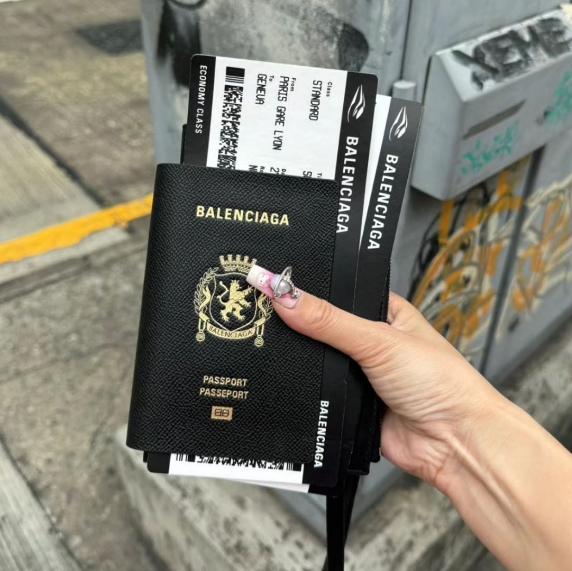 爆款手慢无！Balenciaga 巴黎世家大热门护照包