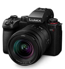 Panasonic  Lumix S5 II 无反光镜相机，配备 Lumix S 20-60mm f/3.5-5.6 镜头