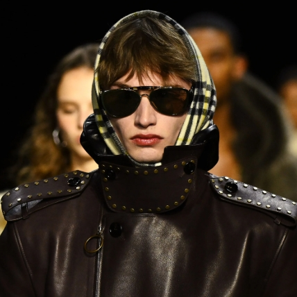SSENSE：Burberry 多款半价+上新  Mini Shield 单肩包$1191