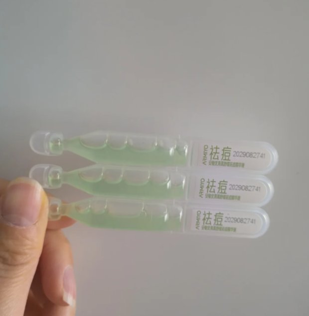 去年的次抛精华也用了很多，攒在一起拍照还挺壮观的呢，安敏优的