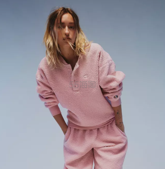 Urban Outfitters:Champion  樱花粉抓绒上衣