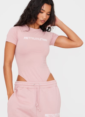 PrettyLittleThing 浅粉色徽标短袖紧身衣