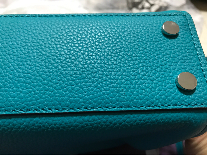 帮我看下mk这个戴妃包包 内衬的字有问题吗?