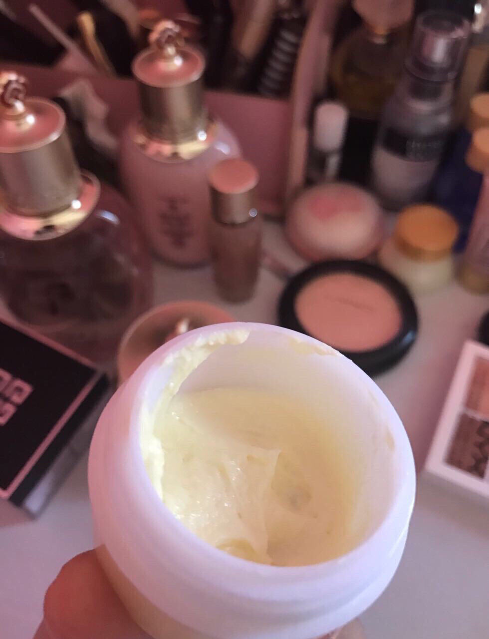 我是属于一到暖季不停的冒痘的皮肤，因为是混油性➕肌🙄，夏季
