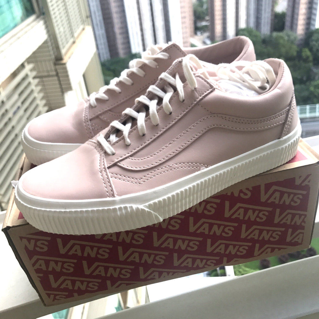 在沙田逛街无意逛到的  最近Vans粉色被各大网红明星们穿搭