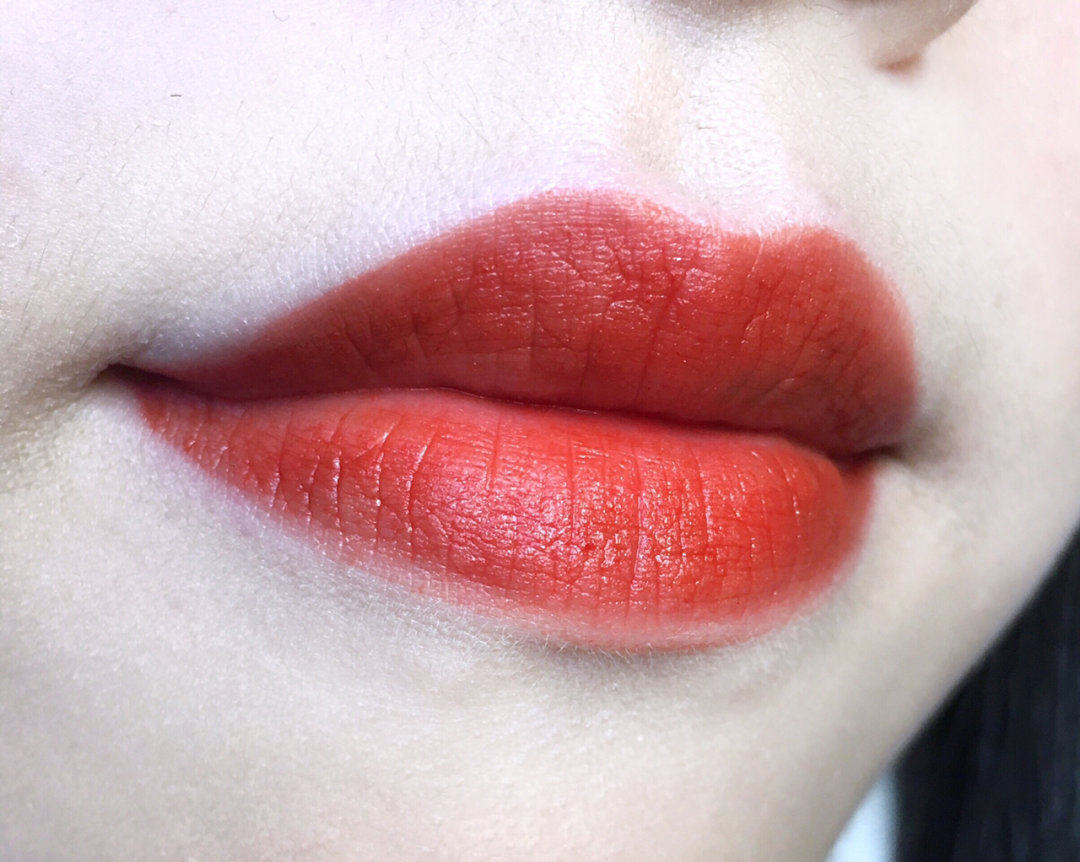 阿玛尼红管唇釉405显白番茄色附上嘴详细试色