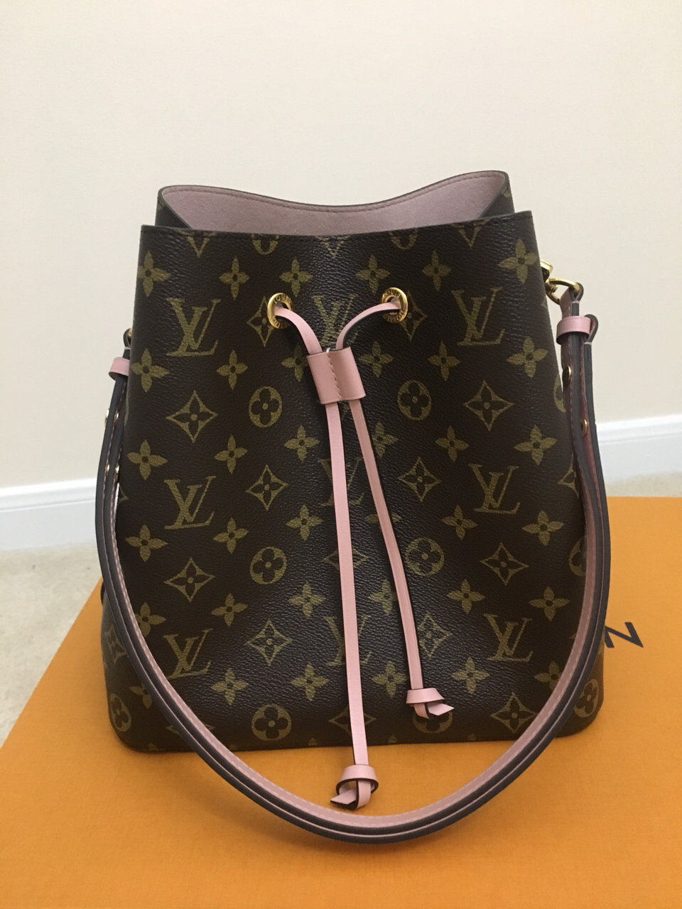 lvneonoe粉色水桶包