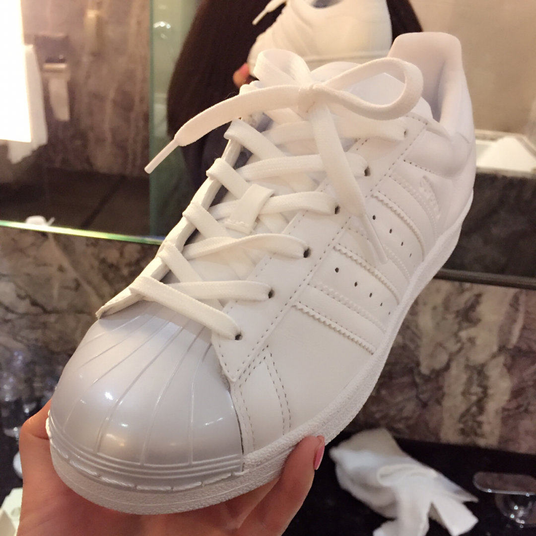 Adidas 小白鞋 想分享一下近期不舍得脱掉的小白鞋  最