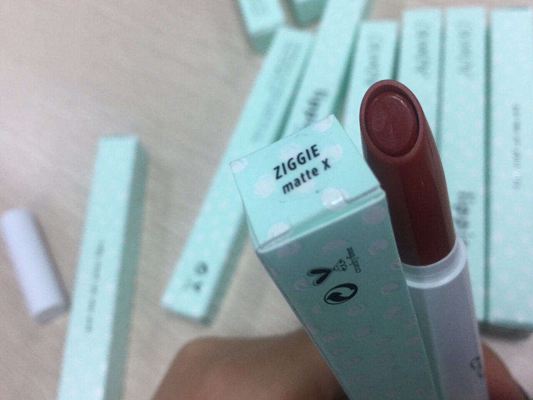 colourpop唇膏笔无滤镜试色：ziggie、goldi