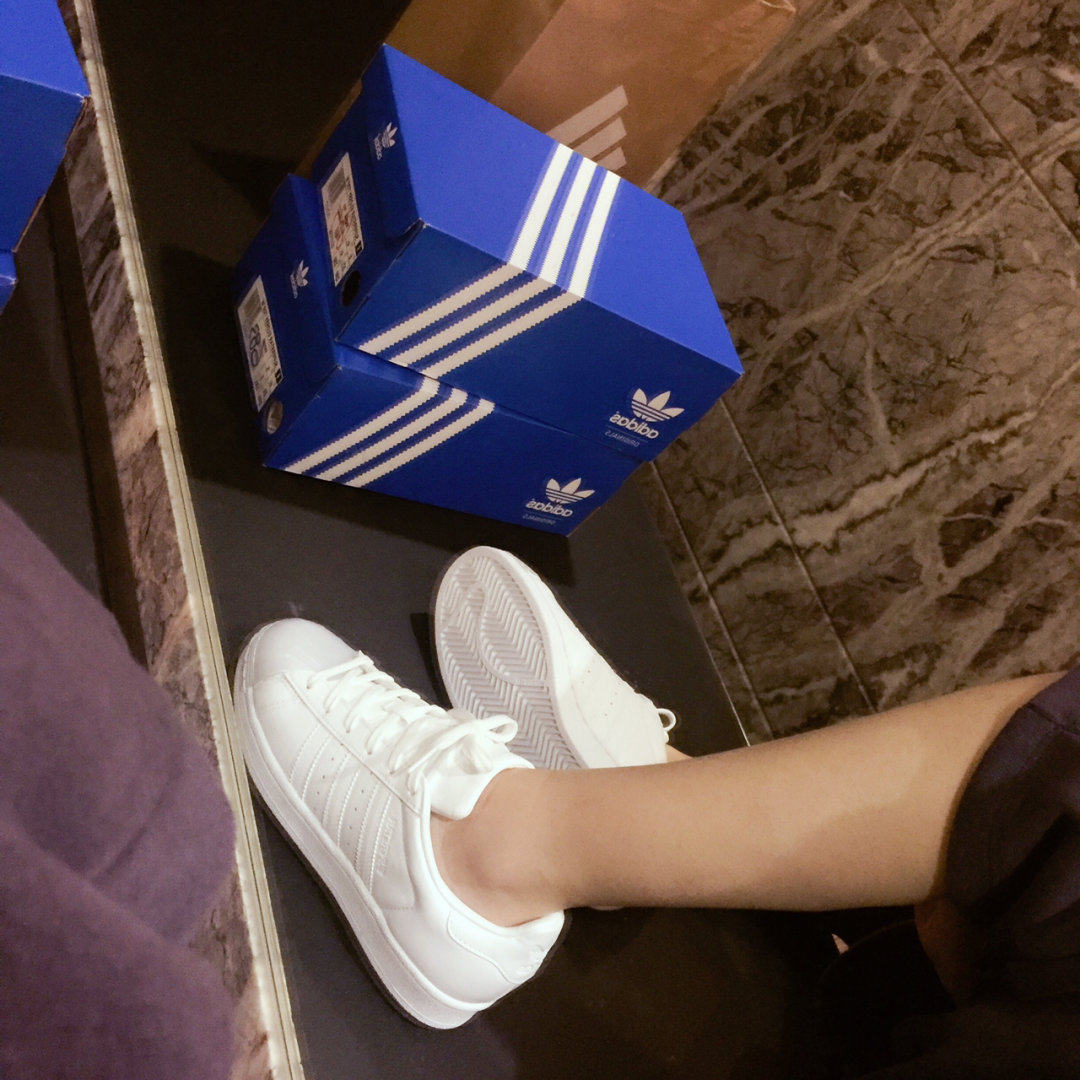 Adidas 小白鞋 想分享一下近期不舍得脱掉的小白鞋  最