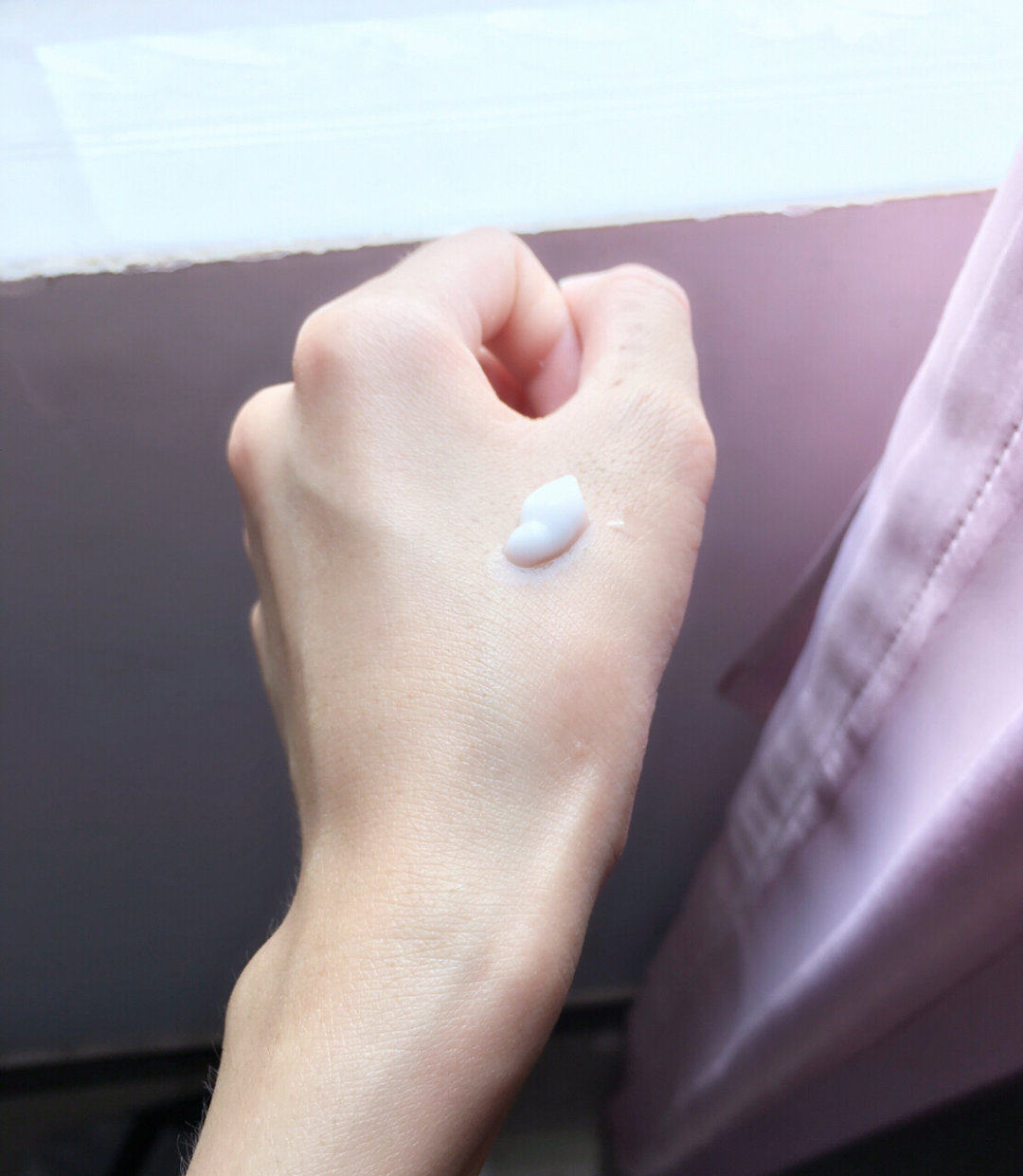 minon水乳薇诺娜水乳套装 图二是水的质地,图三乳液质地