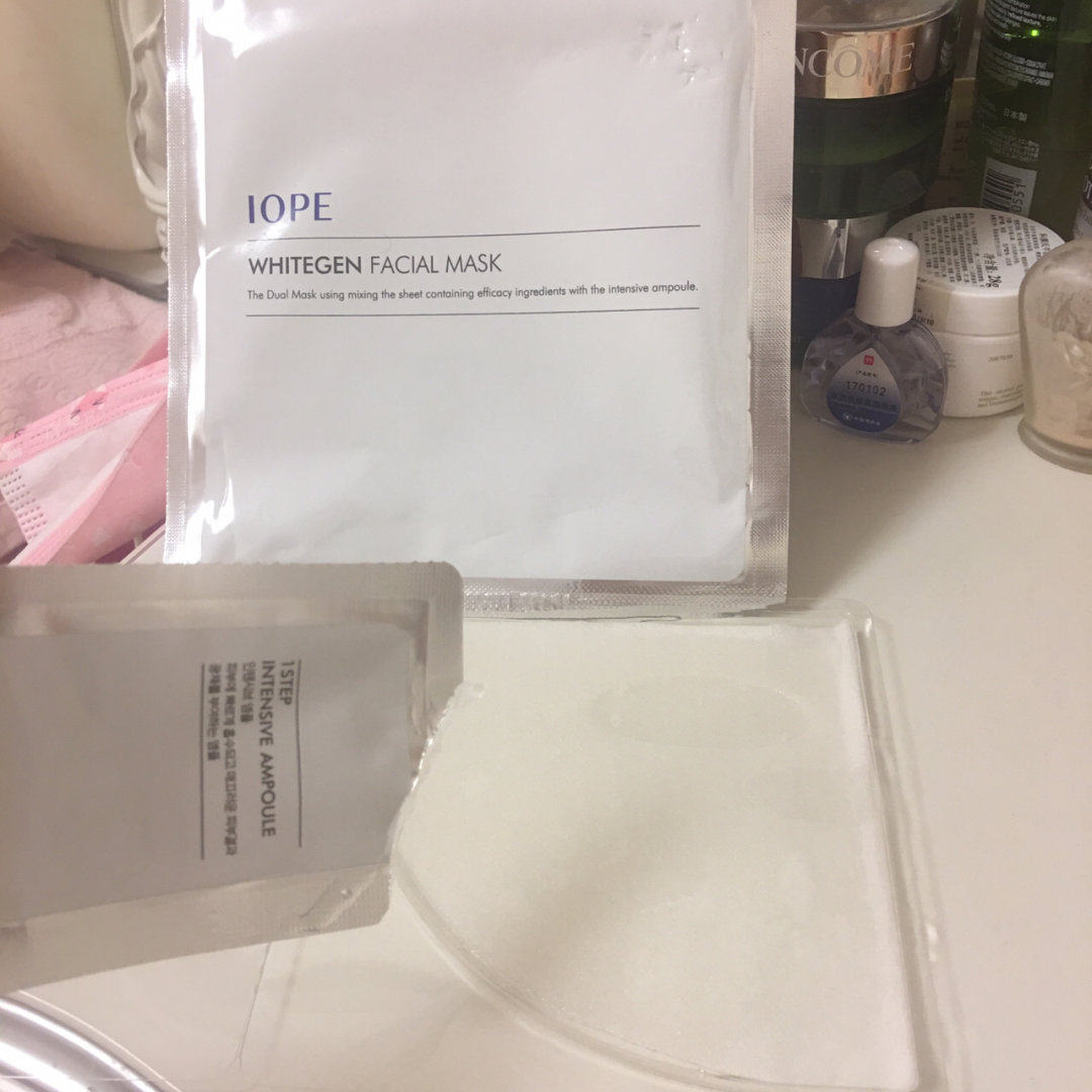 第一次看见这种面膜，精华和面膜纸分开的这种，打开就是让人那种