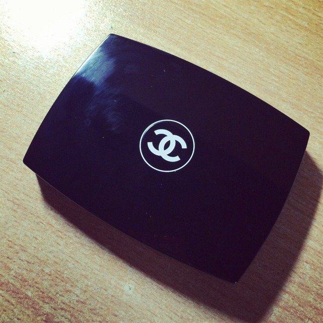 Chanel 光彩柔润粉饼 去年中国香港买的 价格不记得 就