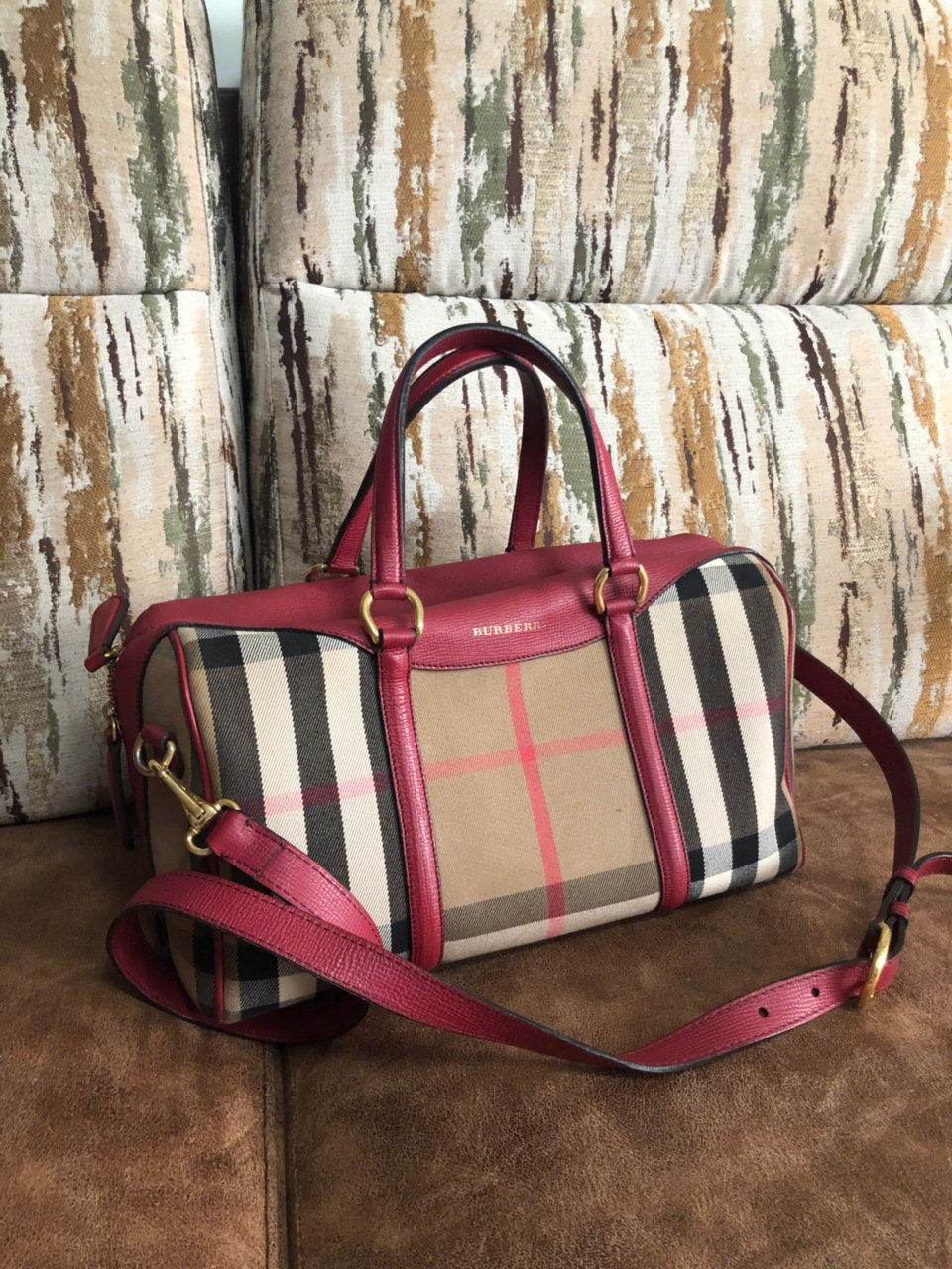 burberry枕头包水桶包burberry桶包我一直这么叫她这款包是老款了但是