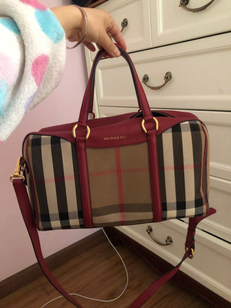 burberry枕头包水桶包burberry桶包我一直这么叫她这款包是老款了但是