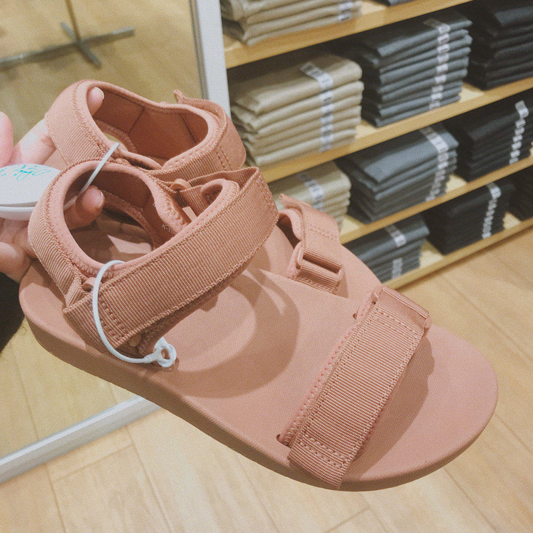 快来盘优衣库这双凉鞋啊!驼色贼显jio白!
有事没事又逛优衣库!