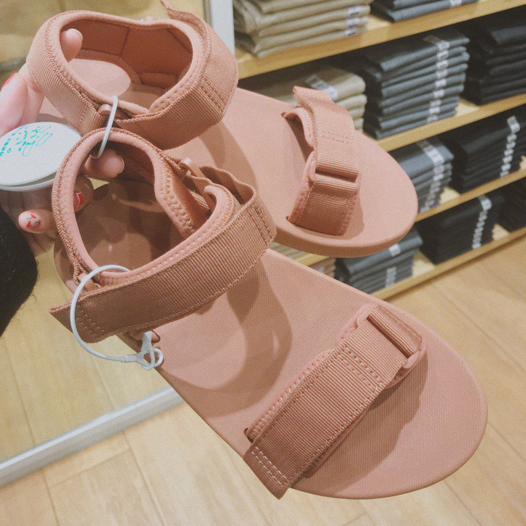 快来盘优衣库这双凉鞋啊!驼色贼显jio白!
有事没事又逛优衣库!