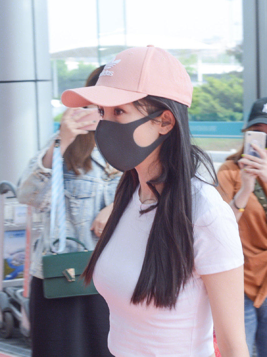 杨幂机场私服穿搭科普 帽子: 三叶草 adidas or