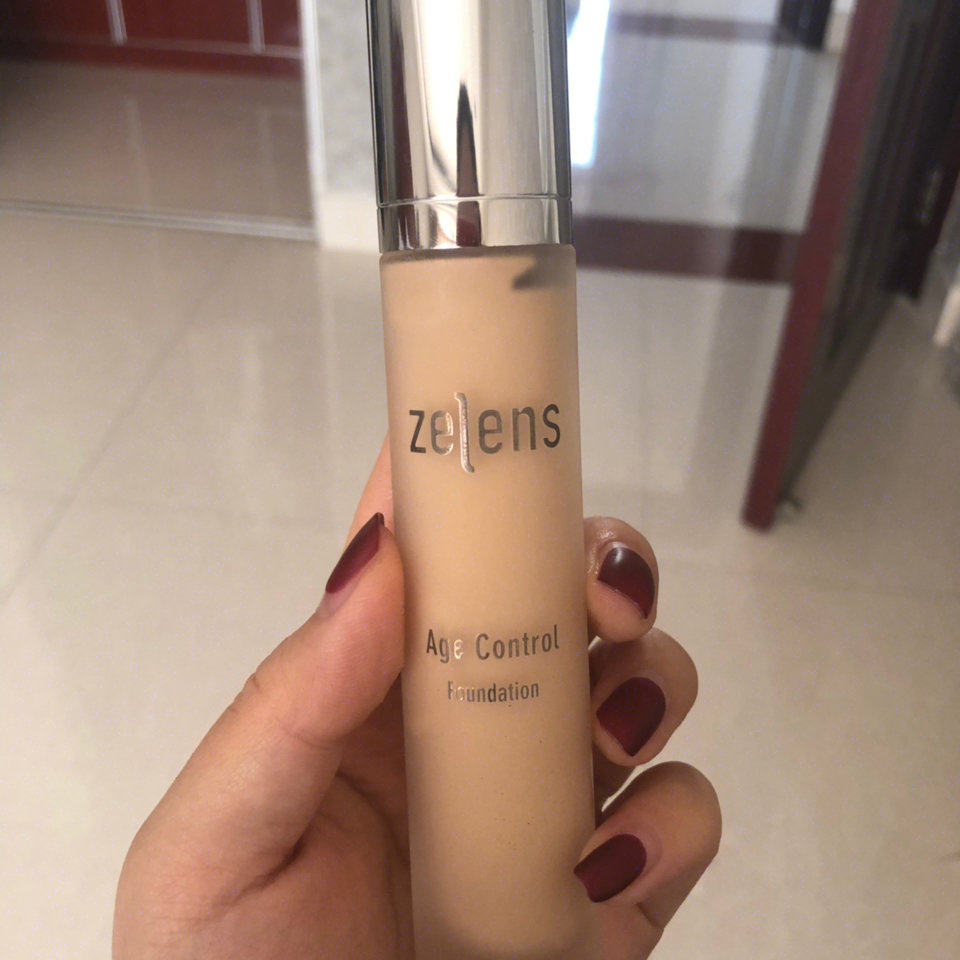 zelens 粉底液
 用了两瓶了 真的是裸妆必备了 奶油肌