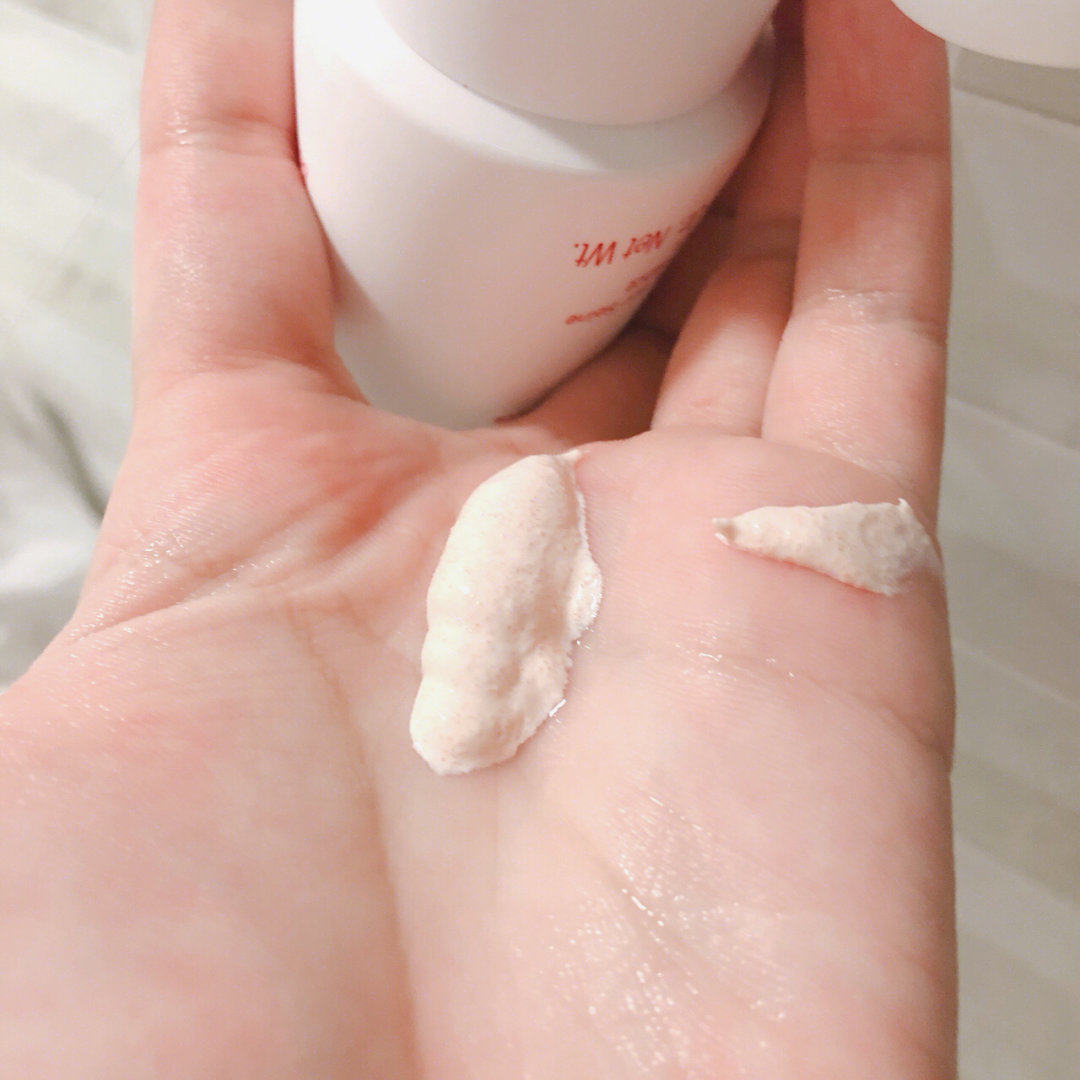 娇韵诗身体磨砂膏
 💁🏻沐浴后在需要去角质的地方抹开，来