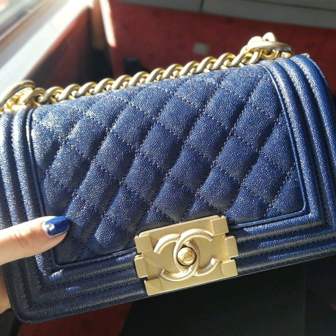 香奈儿蓝色leboy,小号20cm 图1的颜色基本是最正常的哦,图3是因为酒店