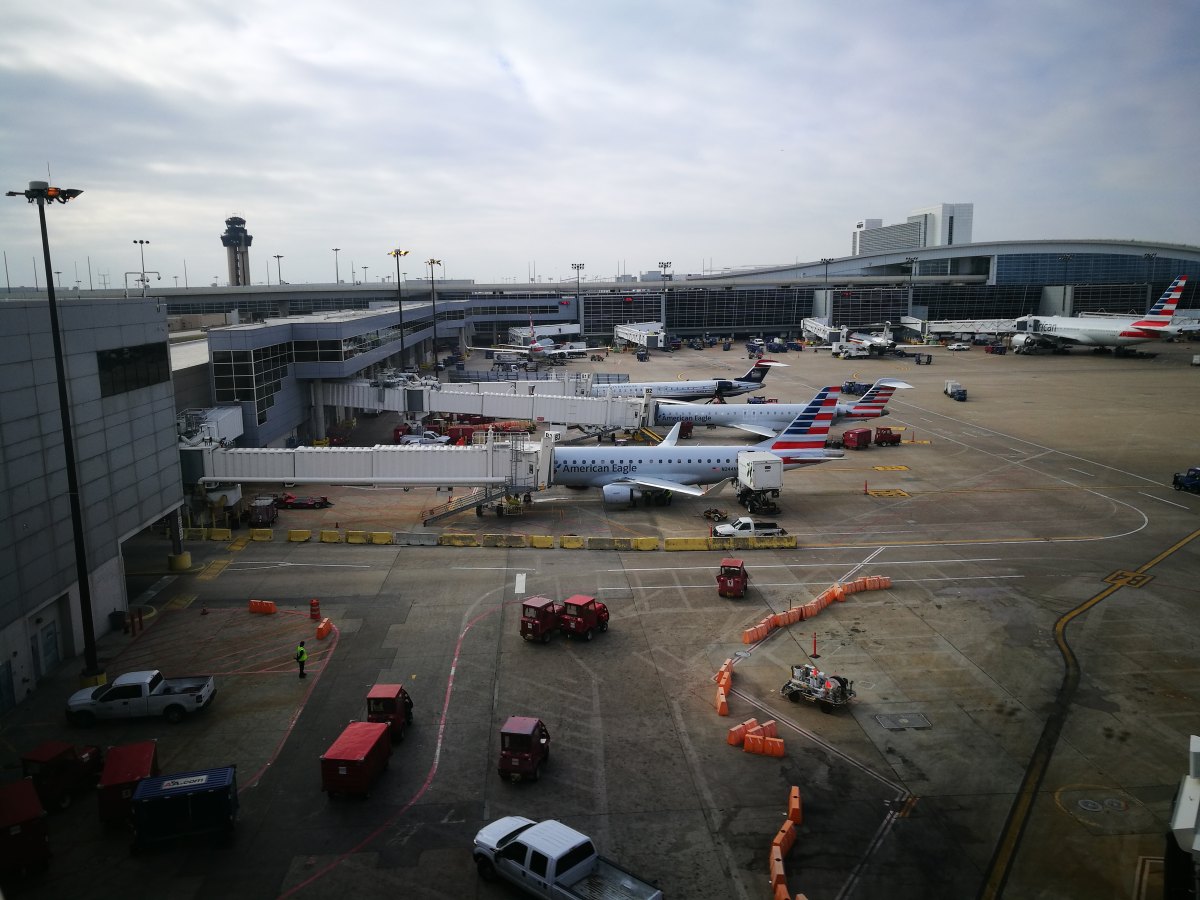 在达拉斯的沃斯堡机场转机,机场很大,各个航站楼呈环形排列,有