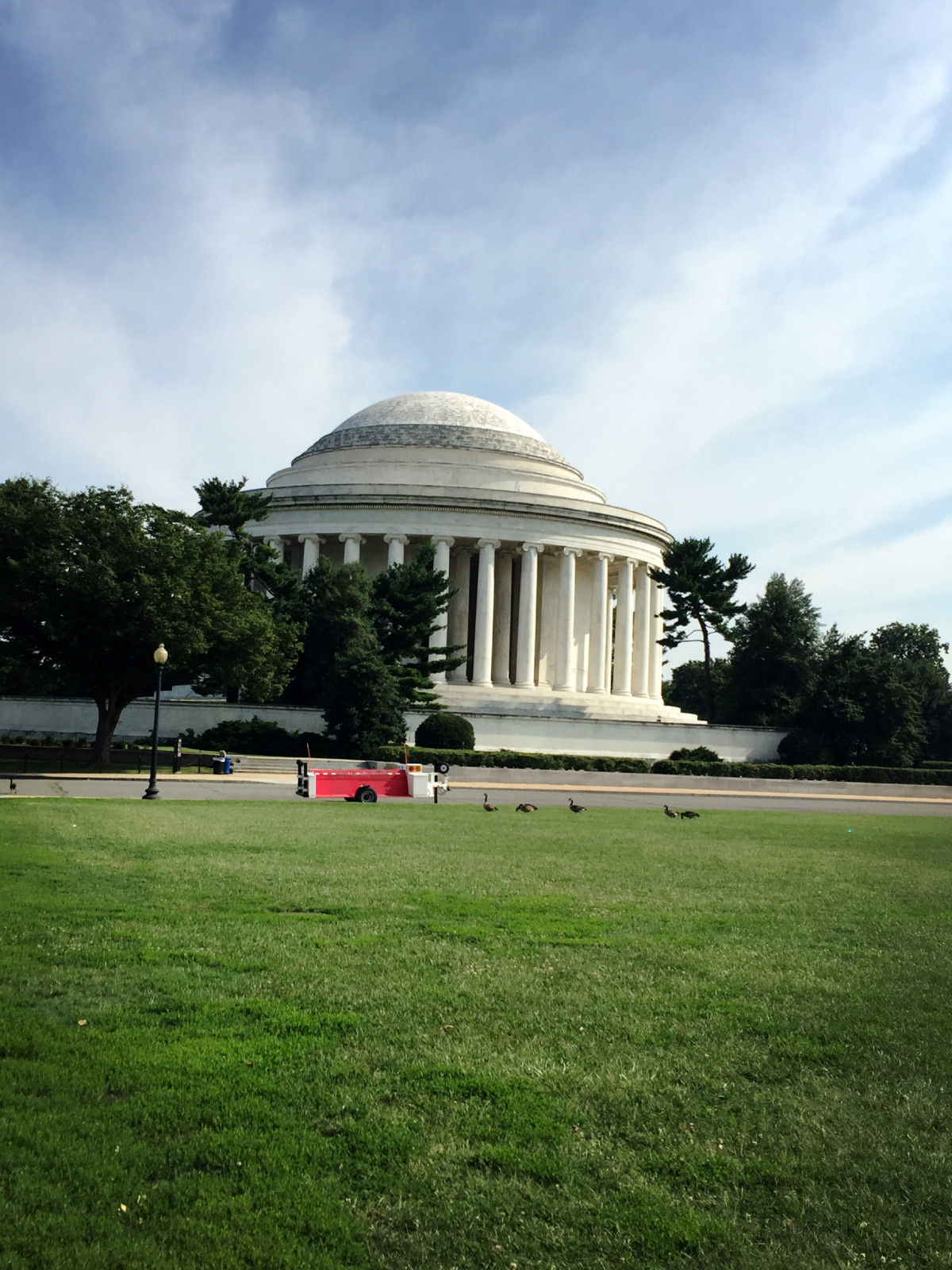 杰弗逊纪念堂是在潮汐湖畔,湖畔的风过十分秀丽.类似于一个公园,会有