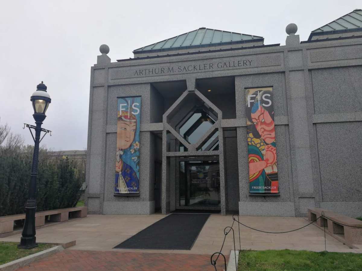 赛克勒美术馆是一个亚洲艺术的专题艺术馆,他的对面是一个非洲艺术的