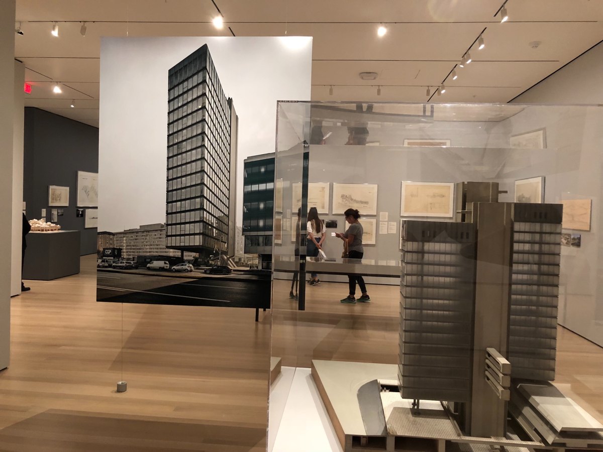 看了特别展，南斯拉夫设计展，建筑作品非常的科幻和未来。设计的