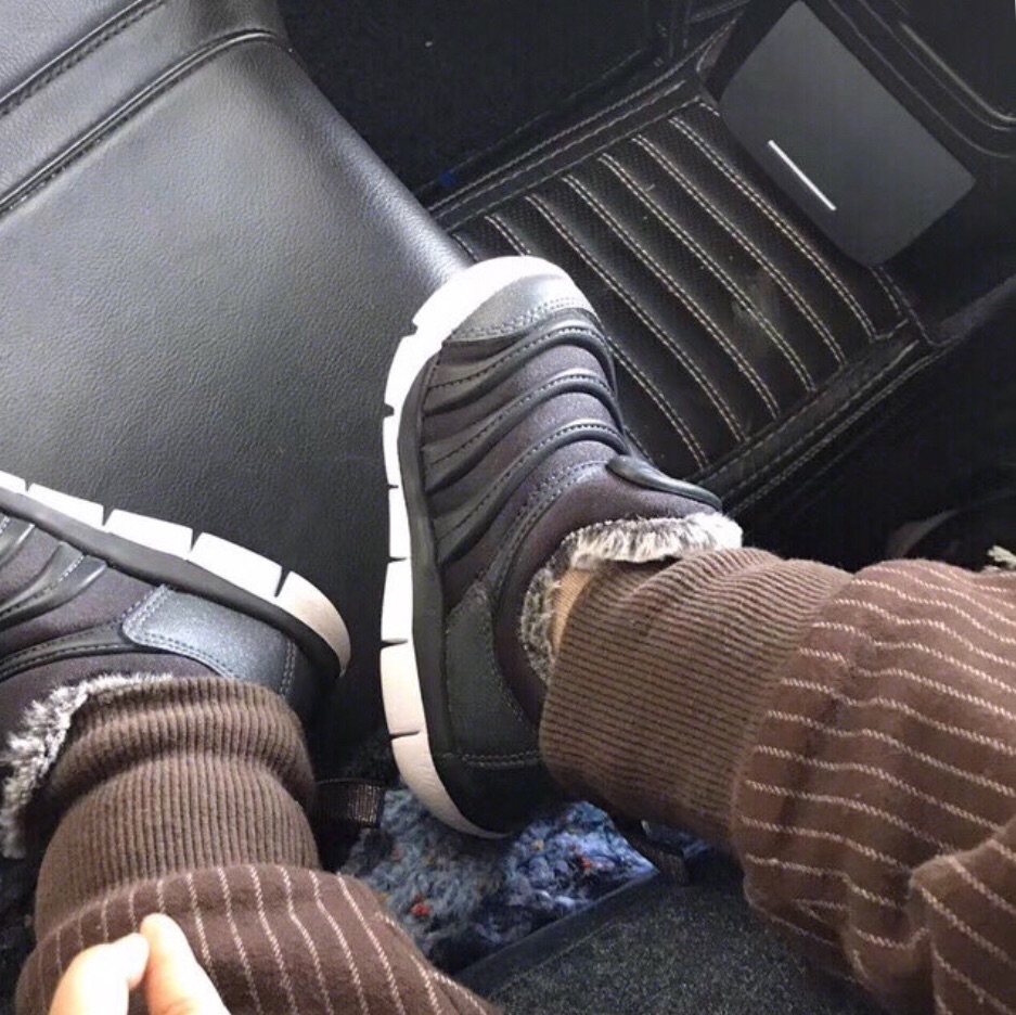 ❤️耐克毛毛虫有冬季加绒款鞋。 耐克毛毛虫就是鞋子鞋帮处有毛
