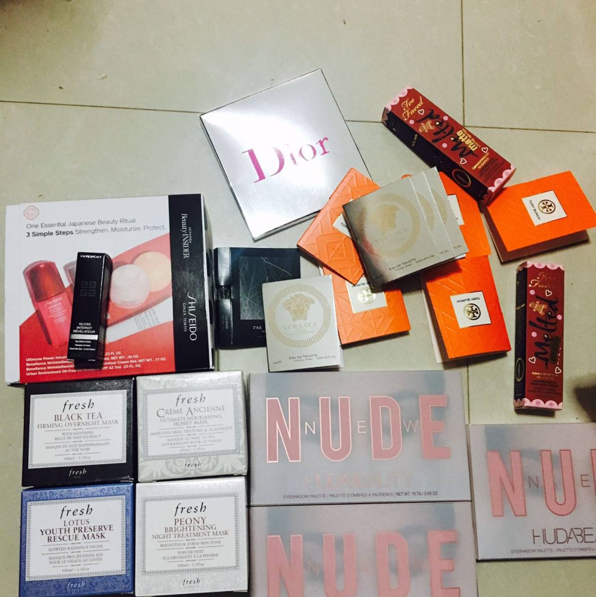 转运回来的Fresh面膜，huda眼影 都是高价值的东西，顺