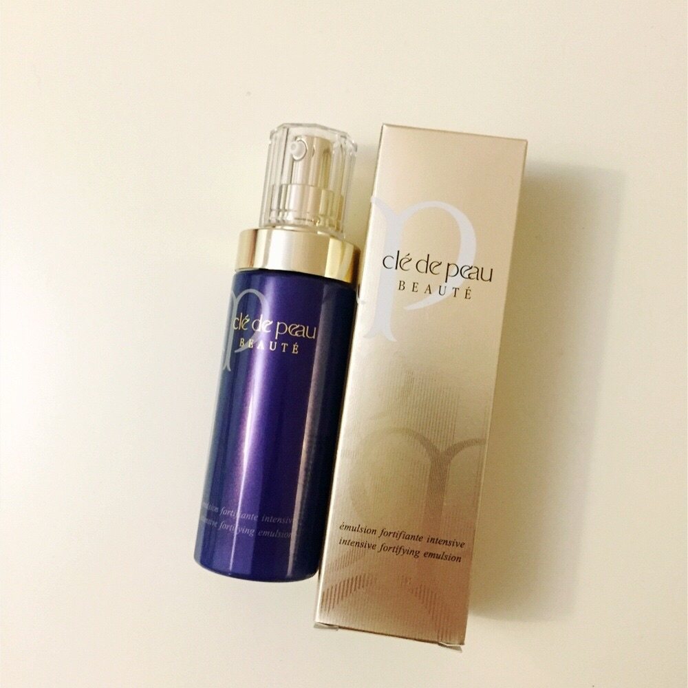 新版的cpb夜乳清爽版依旧是瓶装，而滋润版变成了乳霜状，瓶子