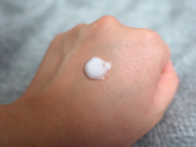 新版的cpb夜乳清爽版依旧是瓶装，而滋润版变成了乳霜状，瓶子