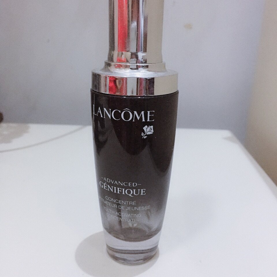 小黑瓶是早晚必备的修复肌底液，在化妆水之后用上两三滴，然后在