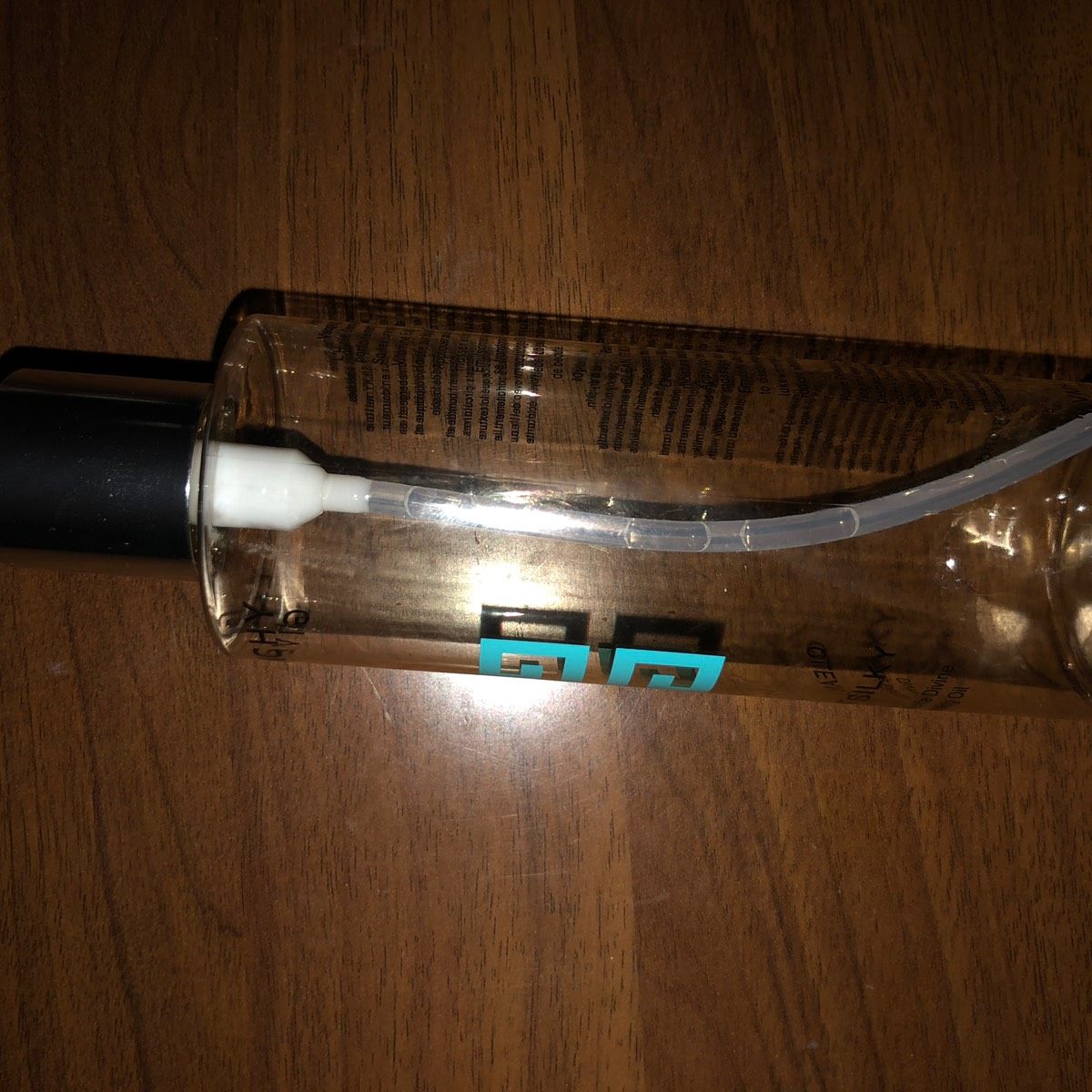 怡丽丝尔眼霜： 跟悦薇一起买的，那段时间法令纹那边的小纹路突