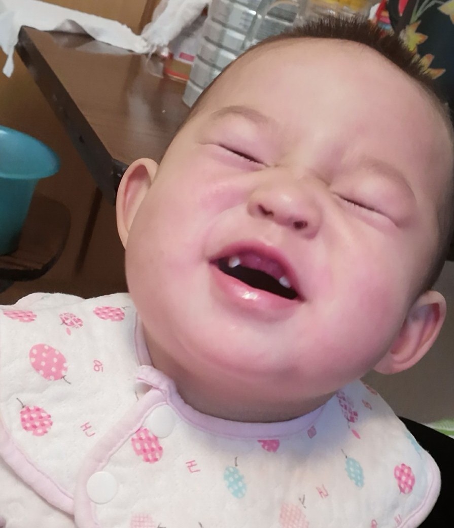 我们先长出虎牙给大家家亮亮相活脱脱一个小老人