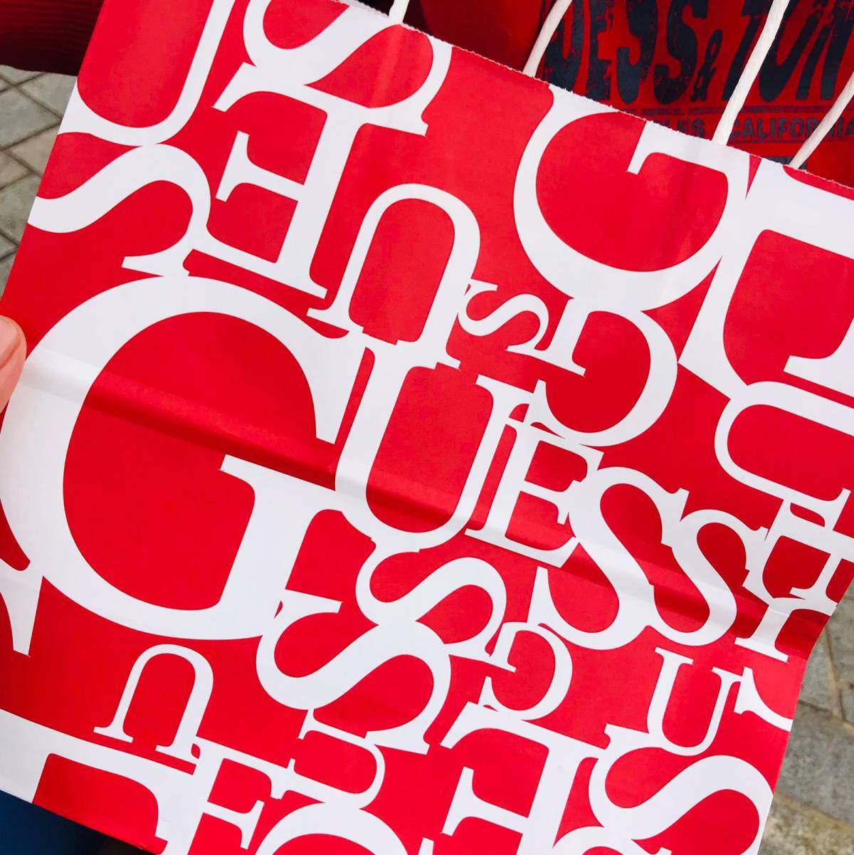 guess的钱包 长得还可以 性价比很高 比较耐用 卡槽很多