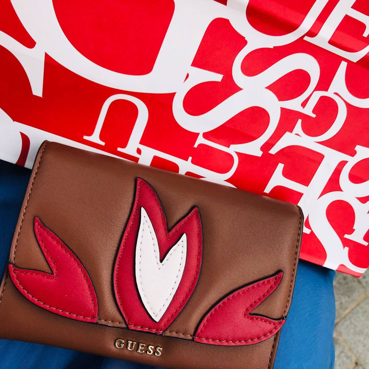 guess的钱包 长得还可以 性价比很高 比较耐用 卡槽很多