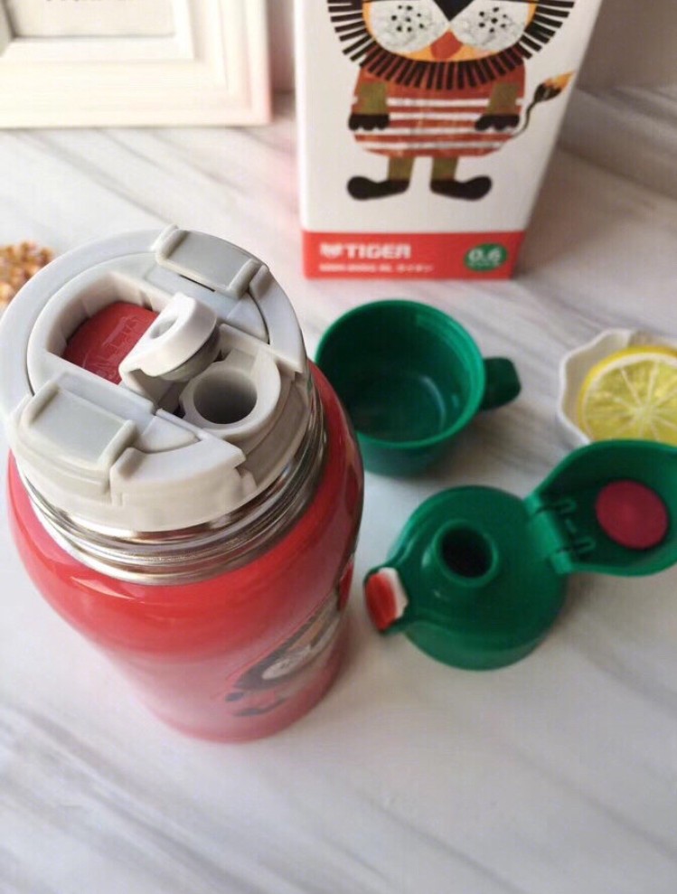 日本虎牌小狮子保温杯💦 小狮子这款真的好看呀，红色和绿色搭