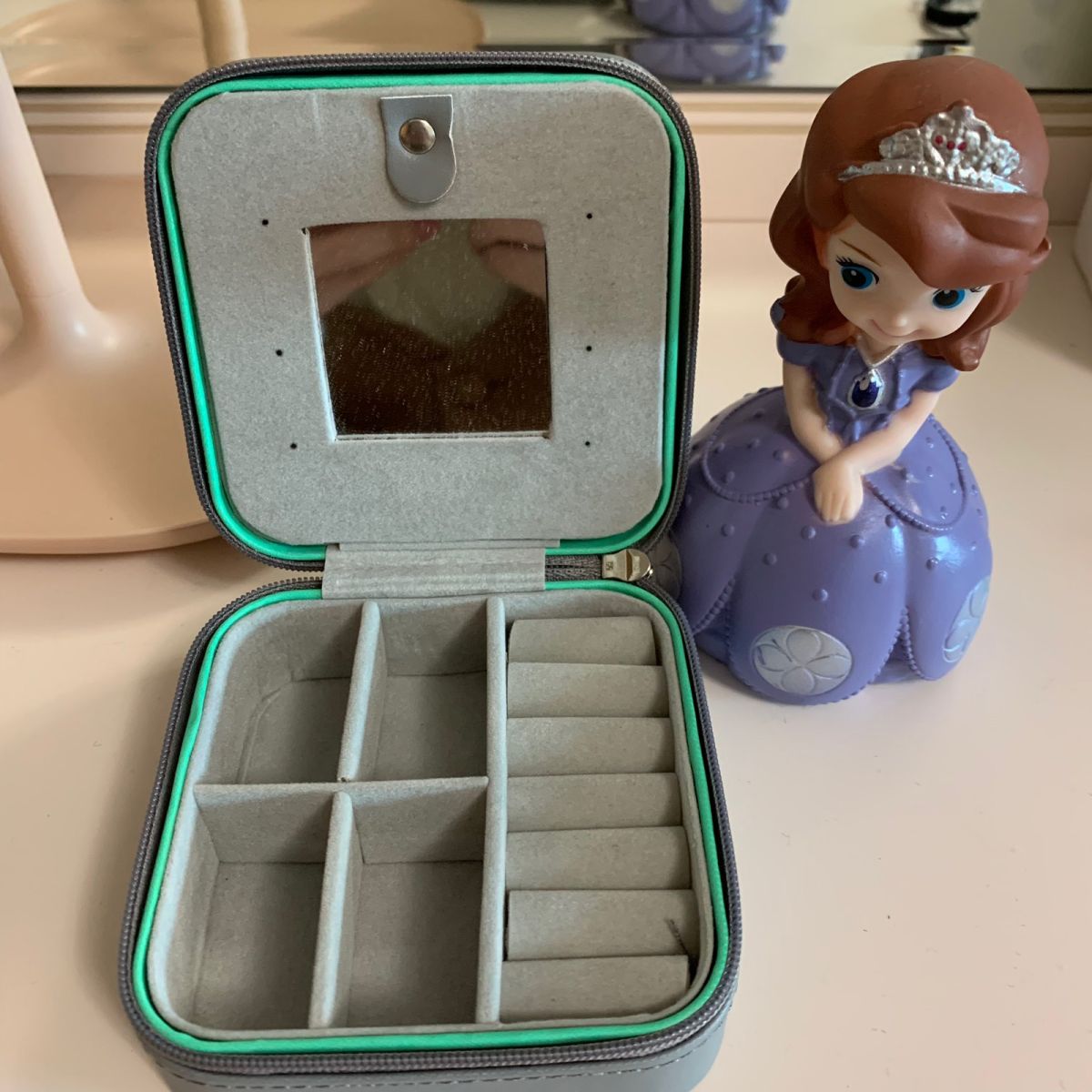 女孩子👧🏻房间里怎么能没收纳呢？  图一是首饰盒收纳，左