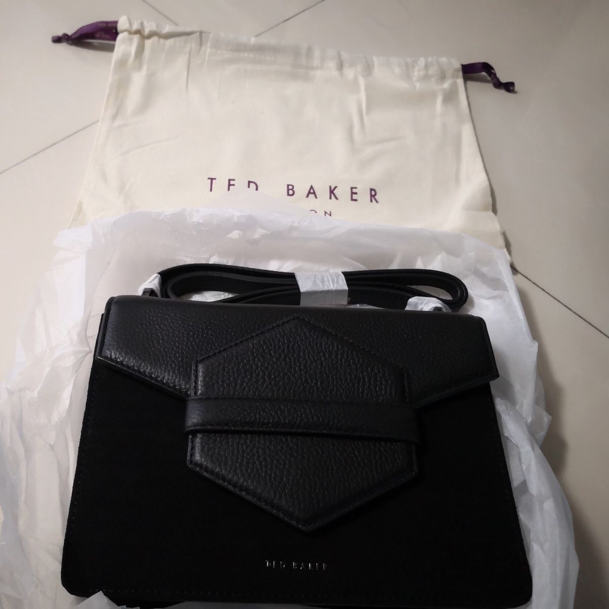 TED baker英伦范儿，在英国算是中端OL品牌吧，据说英