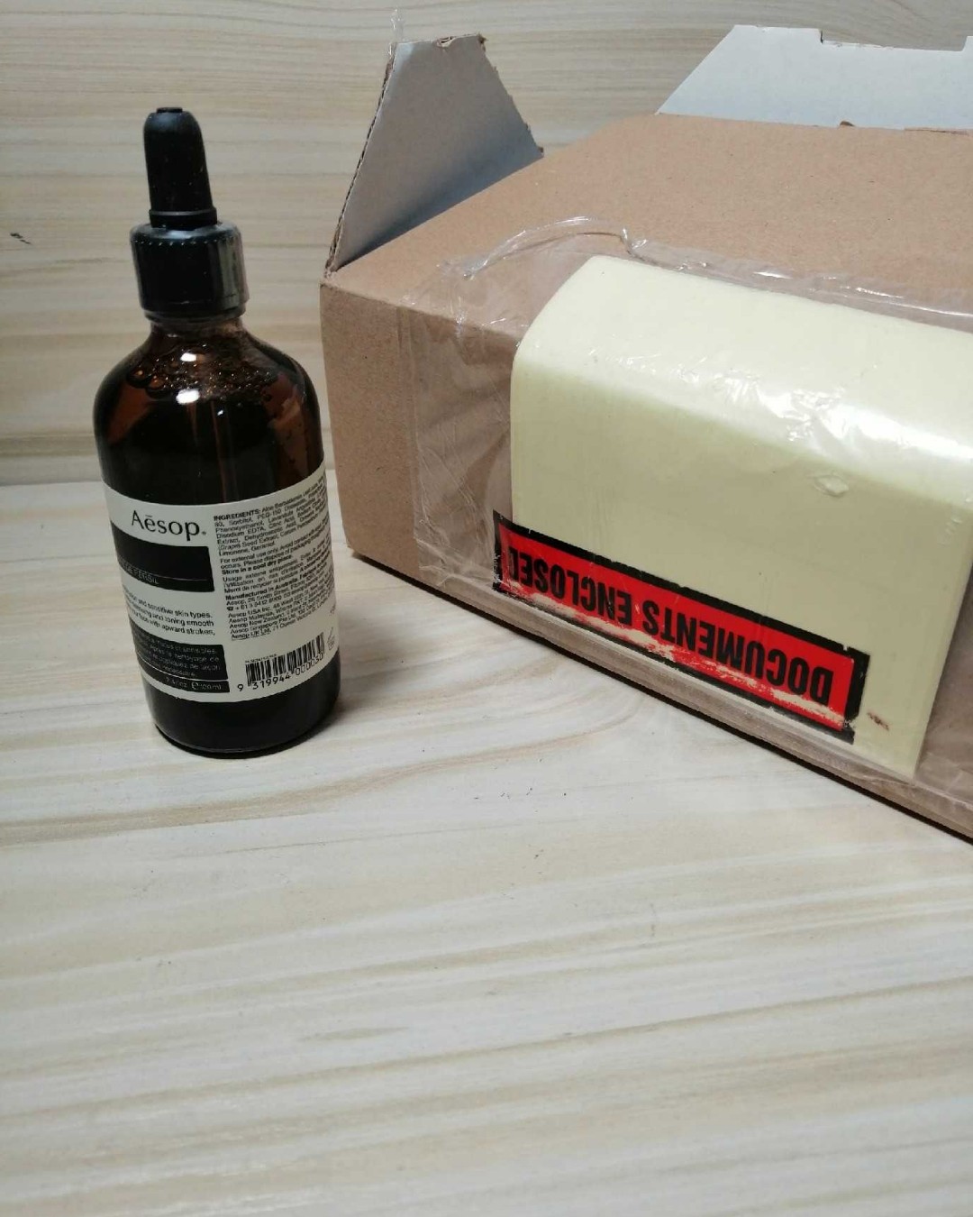今天和大家分享一下我的护肤品之一，伊索精华液。我是属于混油皮